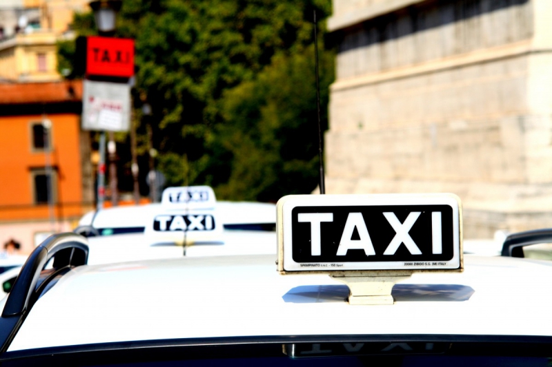 taxis-ROQUEBRUNE CAP MARTIN-min_taxi_auto_rome_road_white-1051610